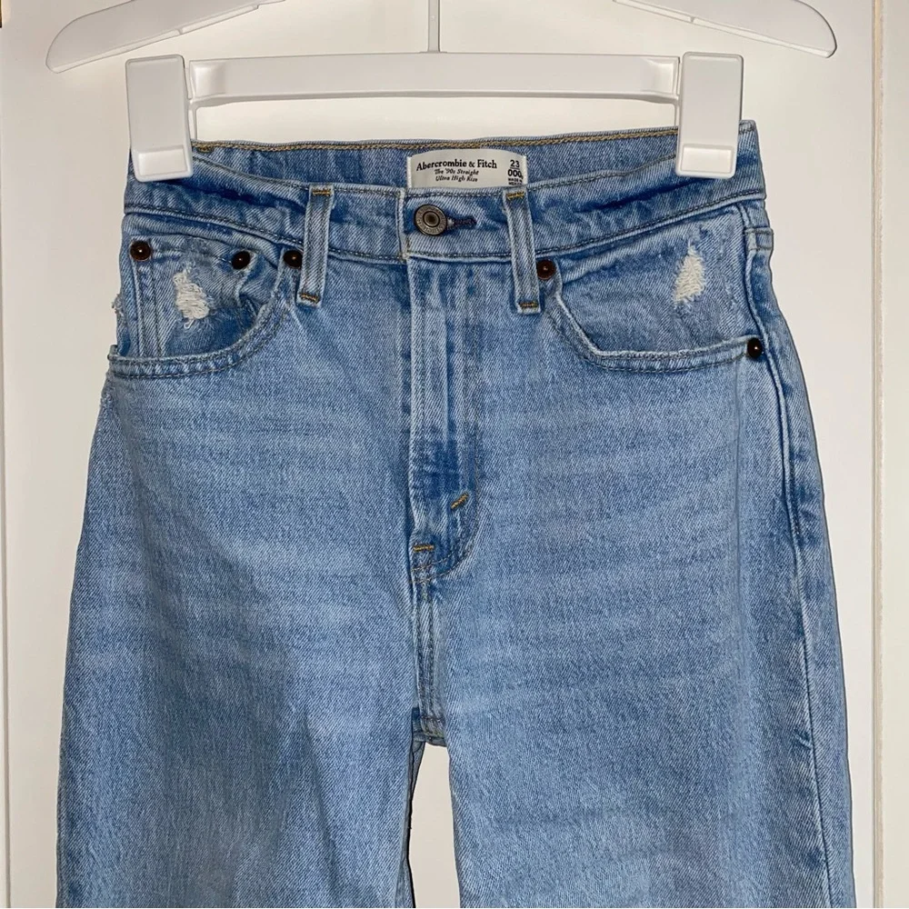 Abercrombie & Fitch Women’s Ultra High Rise 90s Straight Jean - Picture 3 of 6